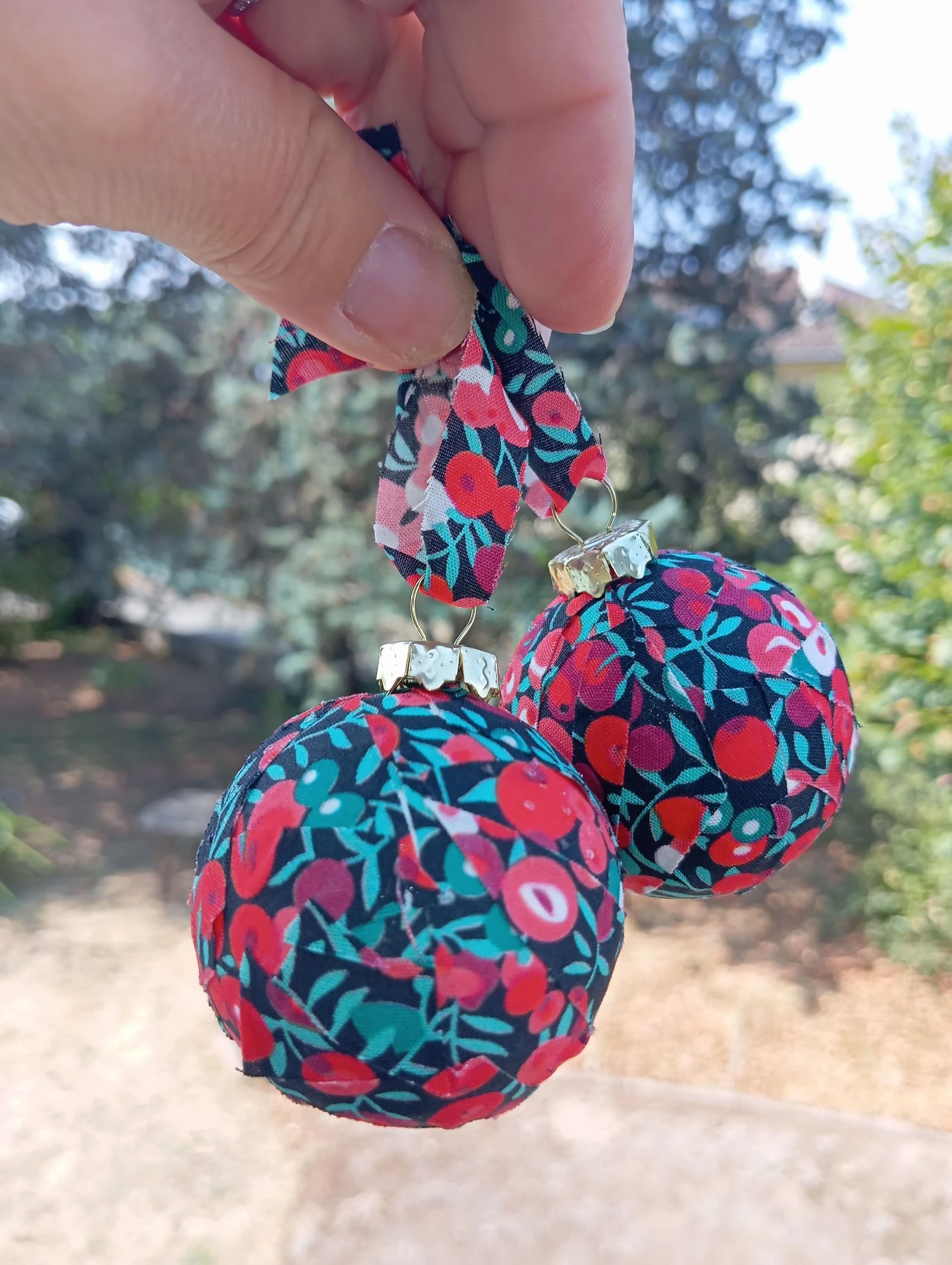 Lot de deux petites boules de Noël liberty 
